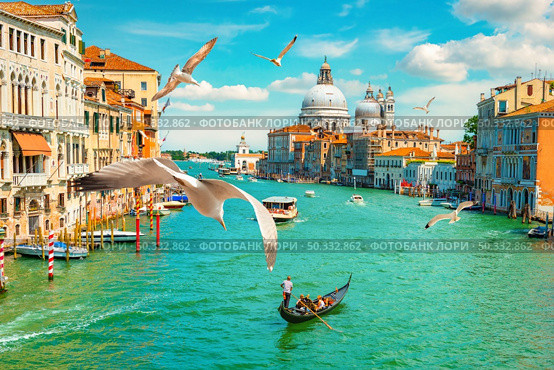 Grand Canal and Basilica Santa Maria della Salute, Venice, Italy. Стоковое фото, агентство Ingram Publishing / Фотобанк Лори