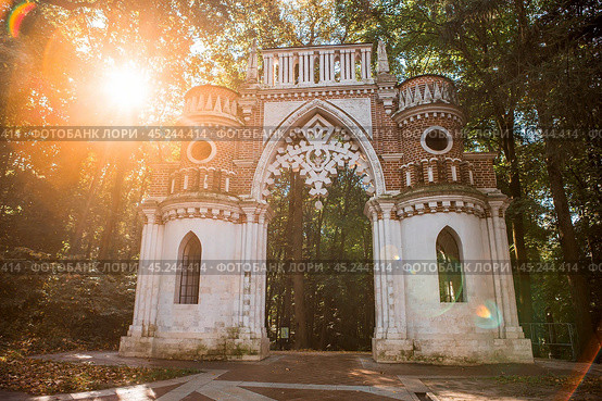 Grape gates in Tsaritsyno Autumn Park in Moscow.Tsaritsyn Park is one of the main tourist attractions of Moscow. Russia. (2023 год). Стоковое фото, фотограф Photojuli / Фотобанк Лори
