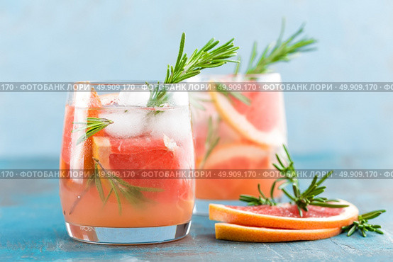 Grapefruit and rosemary gin cocktail, refreshing drink with ice. Стоковое фото, агентство Ingram Publishing / Фотобанк Лори