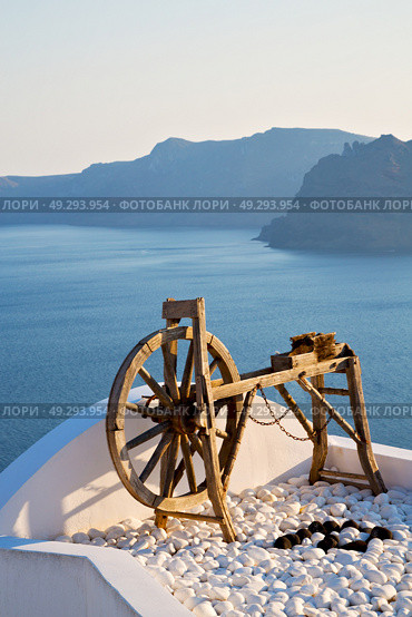greece in santorini the old town near      mediterranean sea and  spinning wheel. Стоковое фото, агентство Ingram Publishing / Фотобанк Лори
