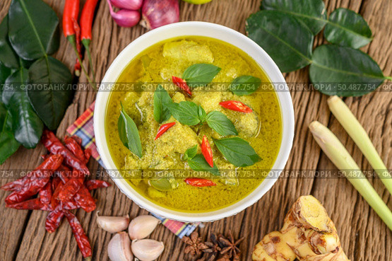 Green curry in a bowl with lime, red onion, lemon grass, garlic and kaffir lime leaves. Стоковое фото, агентство Ingram Publishing / Фотобанк Лори
