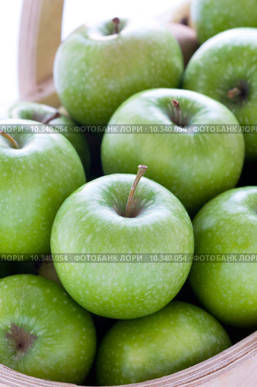 green granny smith apples in a wooden trug. Стоковое фото, фотограф Lee Avison / Smarterpix / Фотобанк Лори