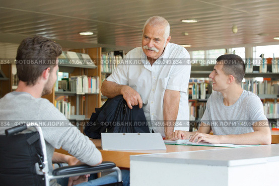 greeting the hardworking students. Стоковое фото, агентство Ingram Publishing / Фотобанк Лори
