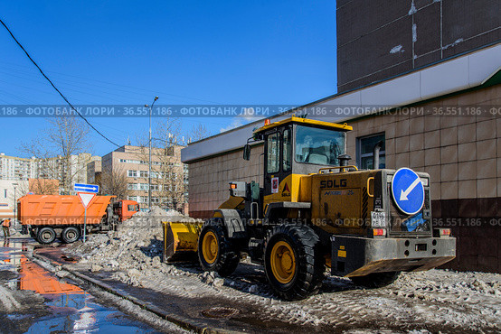Грейдер очищает дорогу от снега в жилом районе. Москва (2021 год). Редакционное фото, фотограф Владимир Устенко / Фотобанк Лори