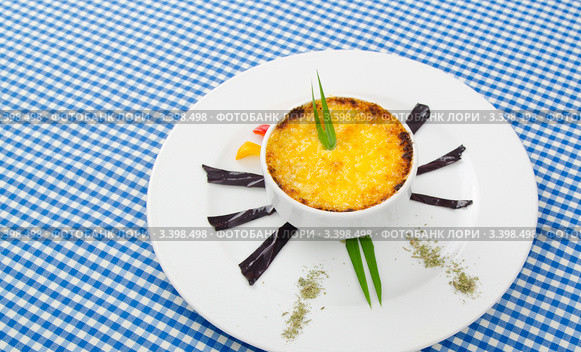 Грибы в кокотнице. Французская кухня. Стоковое фото, фотограф Elnur / Фотобанк Лори
