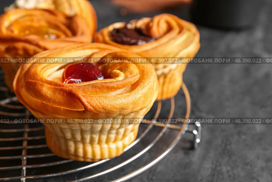 Grid of tasty cruffins with jam on black background. Стоковое фото, фотограф Pixel_shot / Фотобанк Лори