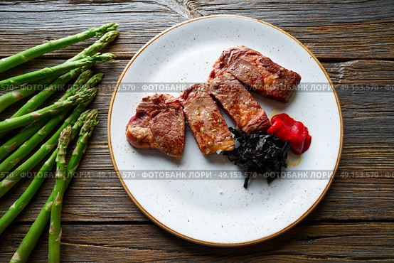 Grilled beef tenderloin with piquillo peppers and caramelized shallots. Стоковое фото, агентство Ingram Publishing / Фотобанк Лори