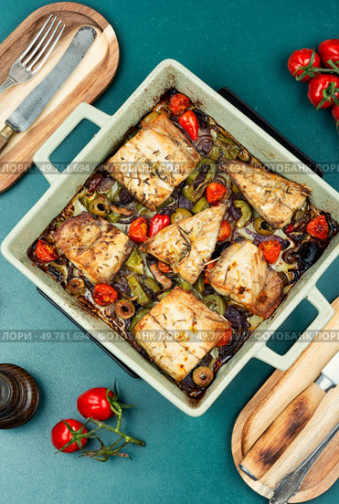 Grilled fish mackerel in a roasting pan. Mackerel fillet. Fish dish, fish plate.. Plate with delicious grilled mackerel. Стоковое фото, агентство Ingram Publishing / Фотобанк Лори
