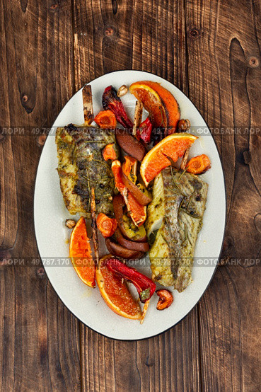 Grilled fish skewers with colorful fruits on skewers. Seafood skewers, healthy fish food with fruit. Rustic style.. Fish barbecue skewer. Стоковое фото, агентство Ingram Publishing / Фотобанк Лори
