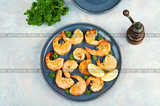 Grilled fried prawns shrimps with herb marinade. Seafood. Flat lay. Grilled giant river prawn. Стоковое фото, агентство Ingram Publishing / Фотобанк Лори