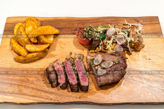 Grilled Grain fed Grilled Australian Wagyu Beef with fried potato wedge. Стоковое фото, агентство Ingram Publishing / Фотобанк Лори