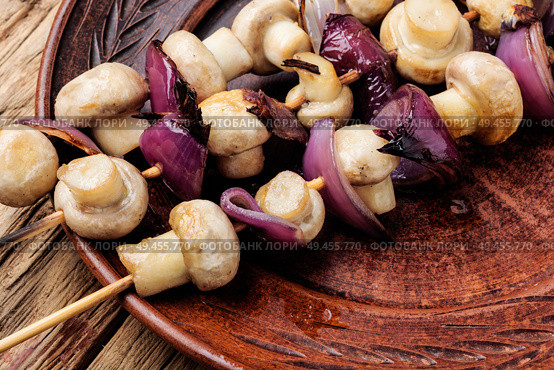 Grilled mushrooms on wooden skewers. Vegetable shish kebab. Vegetable kebab with mushrooms. Стоковое фото, агентство Ingram Publishing / Фотобанк Лори