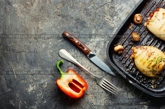 Grilled squids with vegetable stuffing. Stuffed calamari in grill pan. Grilled squid stuffed with vegetables, space for text. Стоковое фото, агентство Ingram Publishing / Фотобанк Лори