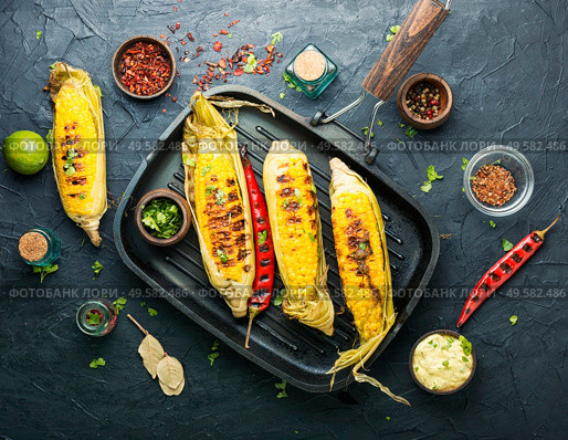 Grilled sweet corn with sauce and spicy.Summer vegan snack. Grilled sweet corn cob. Стоковое фото, агентство Ingram Publishing / Фотобанк Лори
