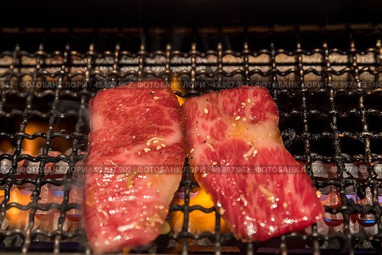 grilled wagyu beef Japanese meat BBQ yakiniku. Стоковое фото, агентство Ingram Publishing / Фотобанк Лори