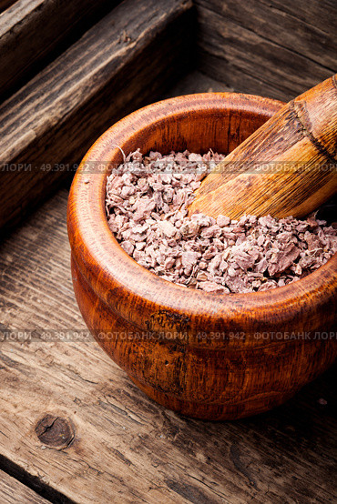 Grinded rhizomes of plant iris in mortar.Herbal medicine.Herbalism. Grinded rhizomes of iris. Стоковое фото, агентство Ingram Publishing / Фотобанк Лори