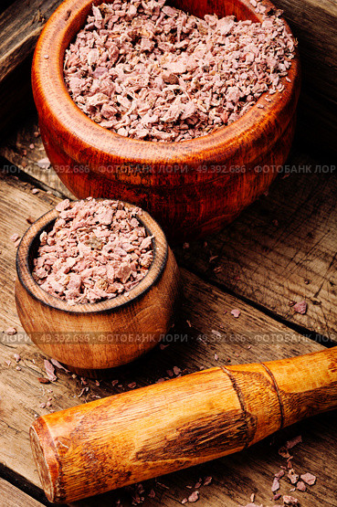 Grinded rhizomes of plant iris in mortar.Herbal medicine.Herbalism. Grinded rhizomes of iris. Стоковое фото, агентство Ingram Publishing / Фотобанк Лори