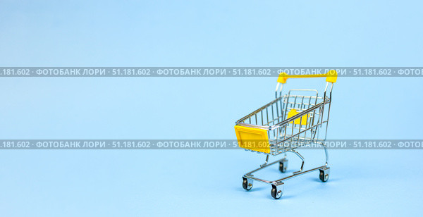 Grocery Cart Empty on Blue Background, Space for Copy, Shop, Shopping. Стоковое фото, фотограф Alexandra Aleroewa / Фотобанк Лори