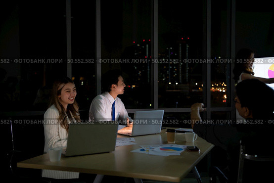 Group of broker international stock traders working actively at night in office, Everyone is striving for the team’s success. Стоковое фото, агентство Ingram Publishing / Фотобанк Лори