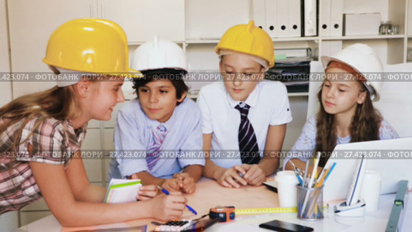 Group of children in helmet talking about building near laptop. Стоковое видео, видеограф Яков Филимонов / Фотобанк Лори