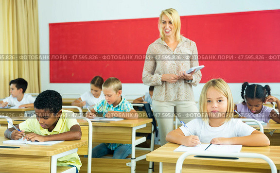 Group of focused kids working at class. Стоковое фото, фотограф Яков Филимонов / Фотобанк Лори
