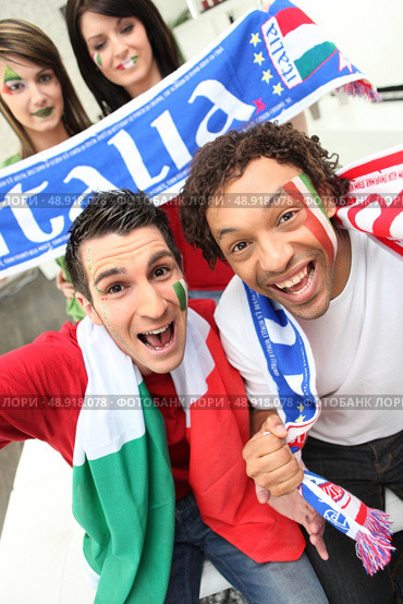 Group of Italian football supporters. Стоковое фото, агентство Ingram Publishing / Фотобанк Лори