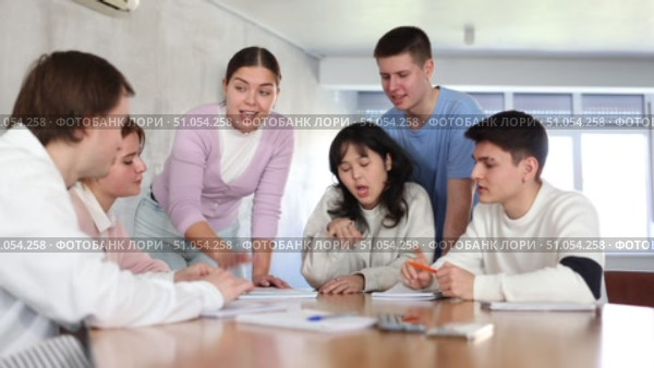 Group of students sitting in circle studying together in study hall of university Group of students preparing for exam together in classroom of college Group of students studying for difficult test in studygroup together college, Стоковое видео, видеограф Яков Филимонов / Фотобанк Лори
