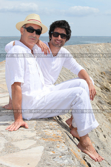 Grownup father and son. Стоковое фото, агентство Ingram Publishing / Фотобанк Лори