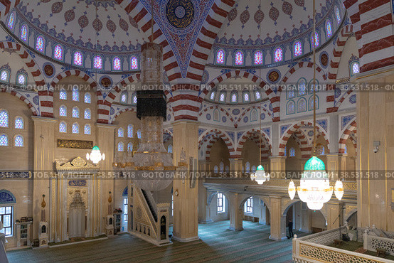 GROZNY, RUSSIA - November 05, 2022: Daily life in Chechen Republic. Main mosque of the Chechen Republic - Akhmad Kadyrov Mosque (Heart of Chechnya) inside view. Редакционное фото, фотограф Ирина Михайличенко / Фотобанк Лори
