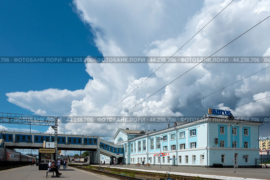 Грозовой фронт над железнодорожным вокзалом города Кирова (2024 год). Редакционное фото, фотограф Ольга Визави / Фотобанк Лори