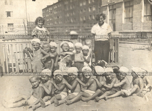 Группа детского сада позирует летом на прогулке 1930-е годы. Стоковое фото, фотограф Retro / Фотобанк Лори