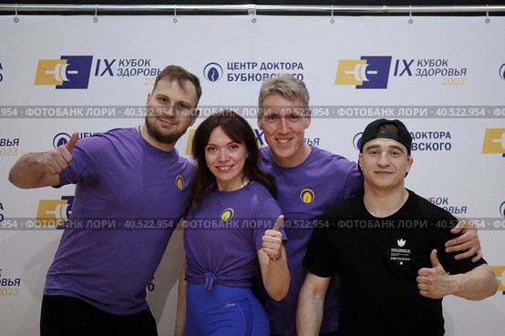 Группа людей из Балашихинского центра доктора Бубновского  фотографируются после соревнований (2023 год). Редакционное фото, фотограф Дмитрий Неумоин / Фотобанк Лори
