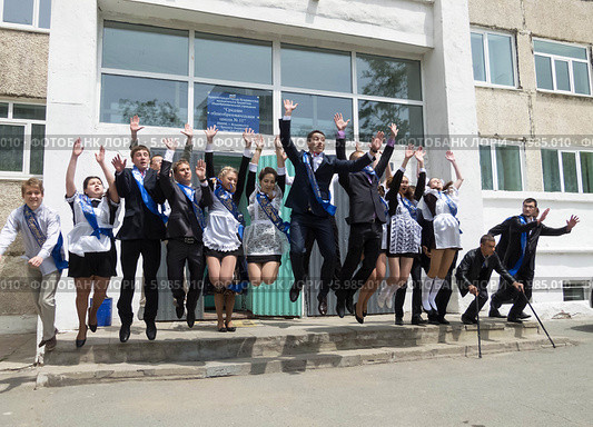 Группа выпускников прыгает вверх. Последний звонок (2014 год). Редакционное фото, фотограф Корнилова Светлана / Фотобанк Лори