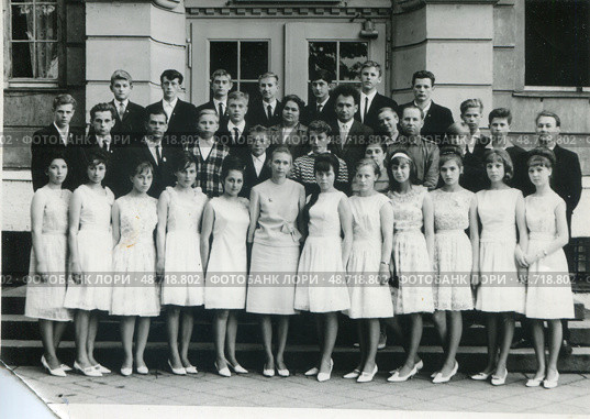Групповое фото старшеклассников с учителем у школы. Выпускной, 1960-е гг. Стоковое фото, фотограф Retro / Фотобанк Лори