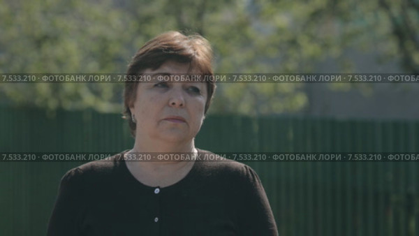 Грустная женщина со слезами на глазах держит платочек в руках. Стоковое видео, видеограф Denis Mishchenko / Фотобанк Лори