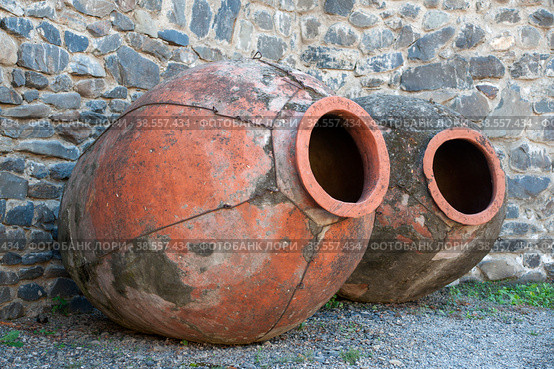 Грузия. Сигнахи. Бочки для приготовления грузинского вина. Georgia. Sighnaghi. Barrels for making Georgian wine. (2015 год). Стоковое фото, фотограф Алексей Смышляев / Фотобанк Лори