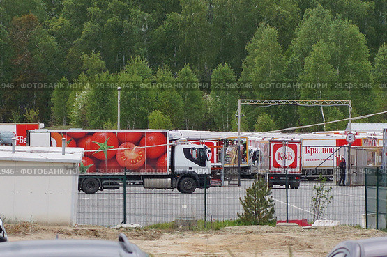 Грузовик "Красное & Белое" въезжает на базу (2018 год). Редакционное фото, фотограф Нина Карымова / Фотобанк Лори