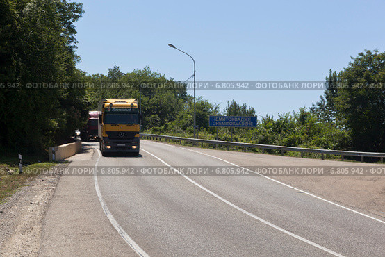 Грузовик Mercedes-Benz Actros на дороге у Чемитоквадже (2014 год). Редакционное фото, фотограф Николай Мухорин / Фотобанк Лори