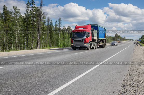 Грузовик Скания на трассе Сургут-Когалым летом. Scania truck on Surgut-Kogalym highway in summer. (2015 год). Редакционное фото, фотограф Евгений Романов / Фотобанк Лори