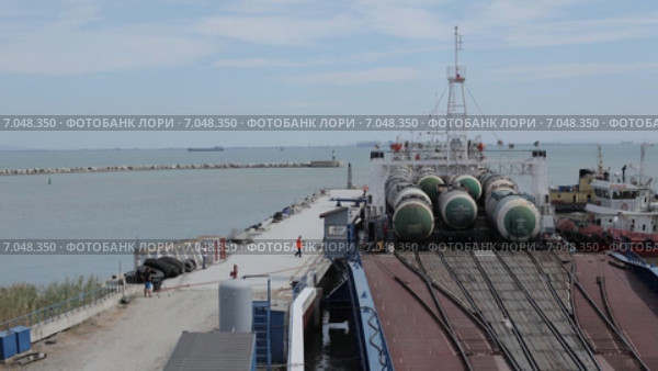 Грузовой паром причаливает в порту Керчи, таймлапс. Стоковое видео, видеограф Denis Mishchenko / Фотобанк Лори
