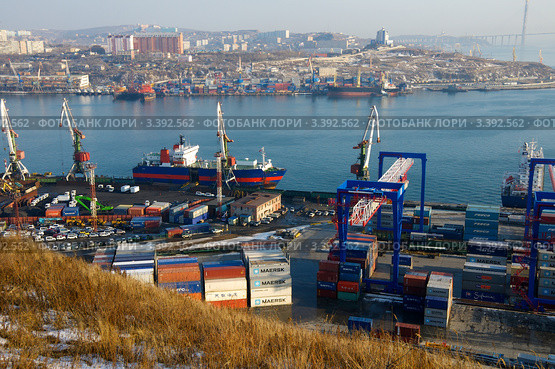 Грузовой паром в торговом порту Владивостока (2011 год). Редакционное фото, фотограф Сергеев Игорь / Фотобанк Лори
