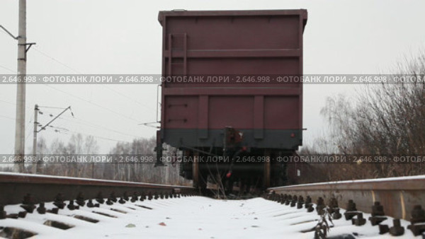 Грузовой вагон стоит на путях. Стоковое видео, видеограф Кирилл Трифонов / Фотобанк Лори
