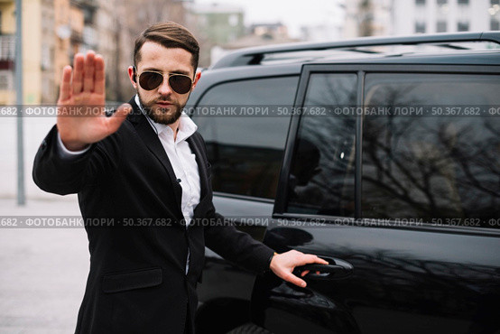guard man stopping graphers. Стоковое фото, агентство Ingram Publishing / Фотобанк Лори