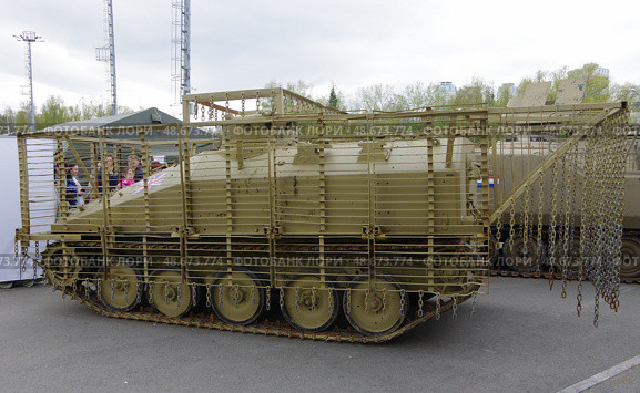 Гусеничный бронетранспортёр FV103 Spartan в противокумулятивном обвесе. Выставка трофейной техники СВО, ЦПКиО Маяковского, Екатеринбург. Редакционное фото, фотограф Алексей Иванов / Фотобанк Лори