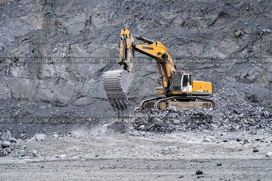 Гусеничный экскаватор Liebherr во время выработки на борту карьера (2014 год). Редакционное фото, фотограф Светлана Попова / Фотобанк Лори