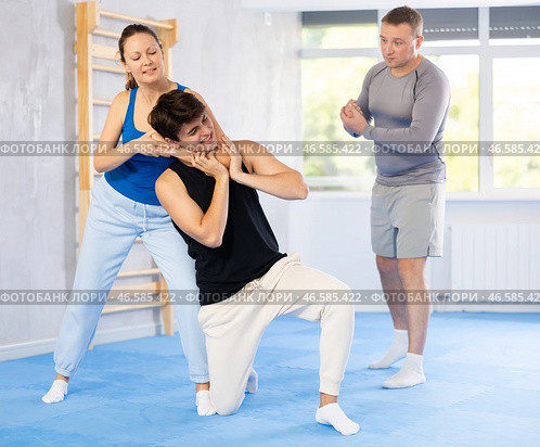 Guy and woman train to perform defense of strangling opponent, while learning self-defense. Стоковое фото, фотограф Яков Филимонов / Фотобанк Лори