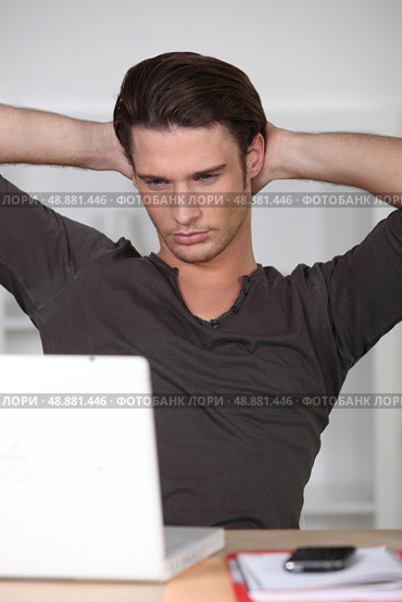 guy holds his hands behind his head. Стоковое фото, агентство Ingram Publishing / Фотобанк Лори