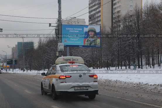 Гвардии сержант Александр Петров на банере в Москве (2023 год). Редакционное фото, фотограф Дмитрий Неумоин / Фотобанк Лори