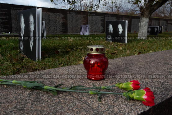 Гвоздики рядом с горящей лампадой на Бутовском полигоне. Стоковое фото, фотограф Дмитрий Киселёв / Фотобанк Лори