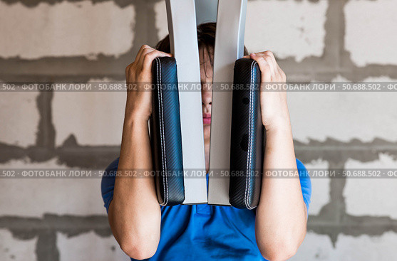 Gym. The picture shows a young man exercising his arms and back using a pull-up machine. Sports and a healthy lifestyle. Стоковое фото, фотограф Photojuli / Фотобанк Лори